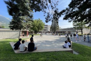 La cour d'école a commencé sa mue : de la verdure et des gradins en bois ont déjà été installés.